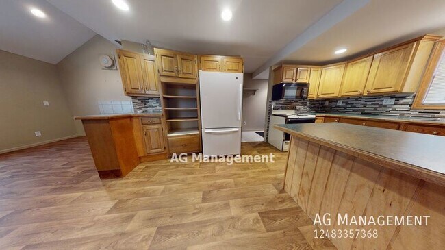 Foto del edificio - 7867 Lake Dr - Adorable 2Bed/1Bath Clay To...