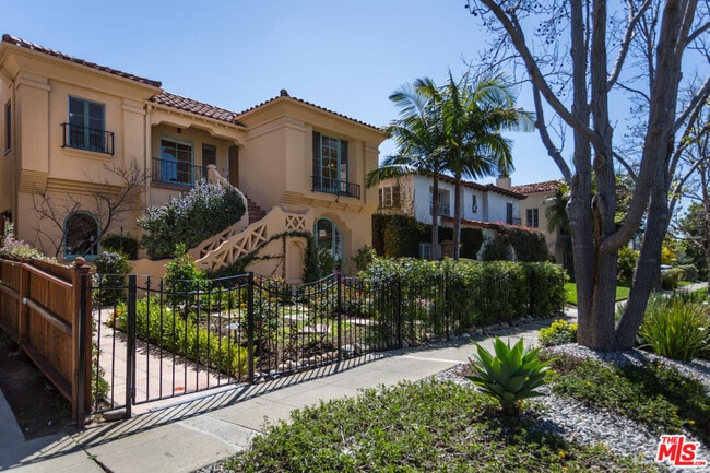 Foto del edificio - 1122 S Hayworth Ave