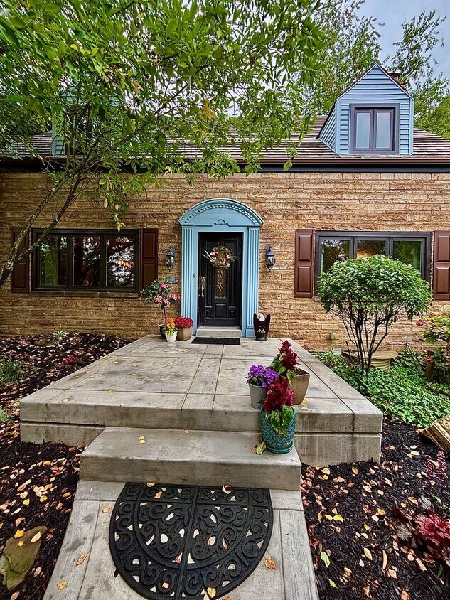 Foto principal - Beautiful 4 Bedroom Home In Mt. Lebanon!