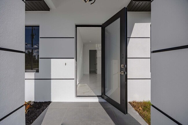 Building Photo - 1051 Marine Ave S