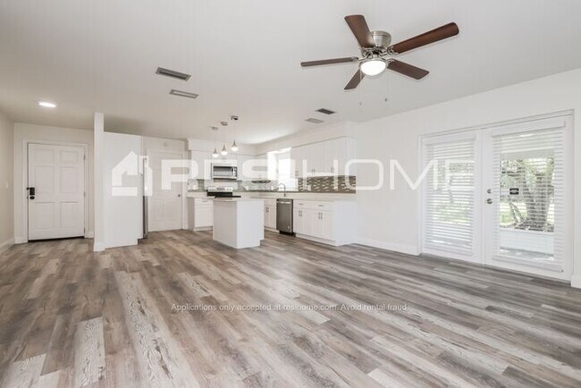 Foto del edificio - 1420 Dolphin Dr