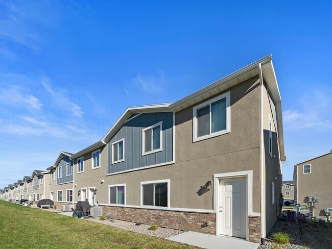 Foto del edificio - Spacious 3 Bed/2.5 Bath Townhome in Magna Community!
