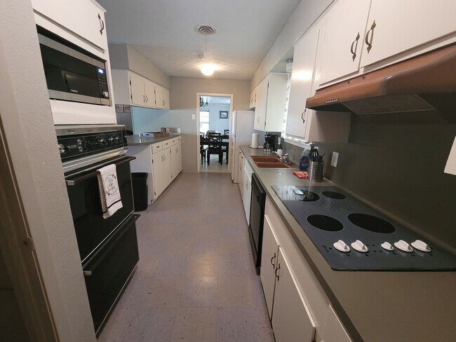 Kitchen - 825 W Wildwood Dr