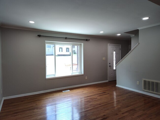Building Photo - Charming 2 story, 5 bedroom, 3.5 bath home...