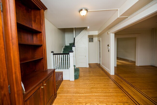 Building Photo - 2026/2027 JHU off-campus Renovated Charles Village 5bd/2ba w/ W/D & CAC Available 6/9/26