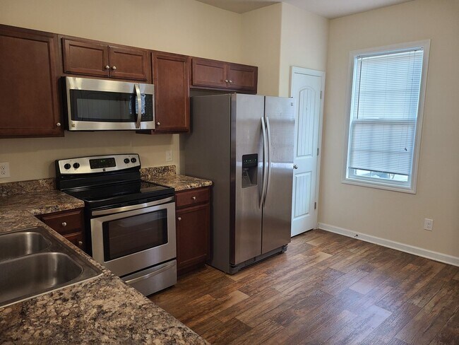 Foto del edificio - 2 bedroom, 2.5 bath unfurnished townhouse in Holly Ridge - Beacon Woods Community
