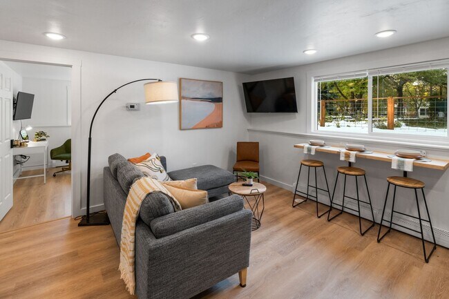 Building Photo - Stylish & Turnkey Furnished 2-BR Daylight ...
