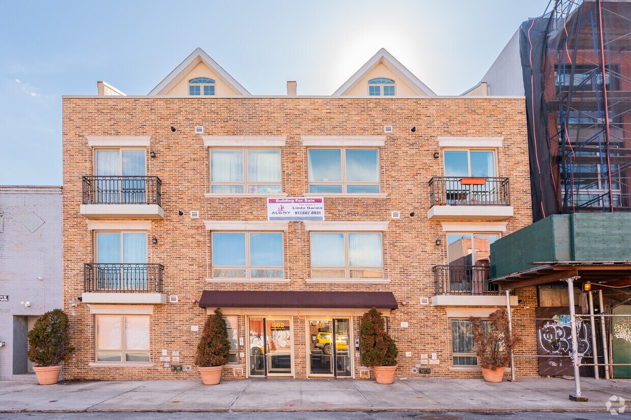 Building Photo - 882 Metropolitan Ave