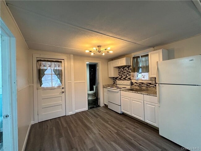 Building Photo - 55 Burlingham Rd