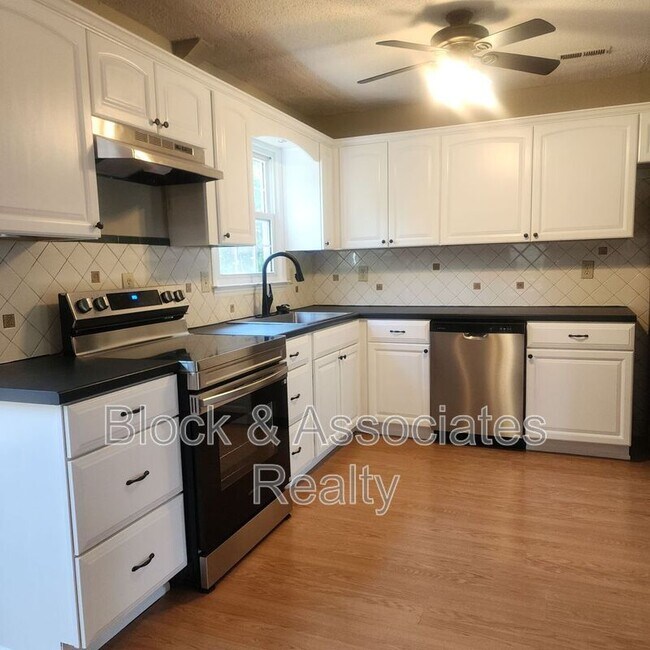 Building Photo - 1613 Round Hill Cir
