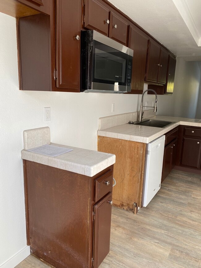 Building Photo - 10417 Hayford St