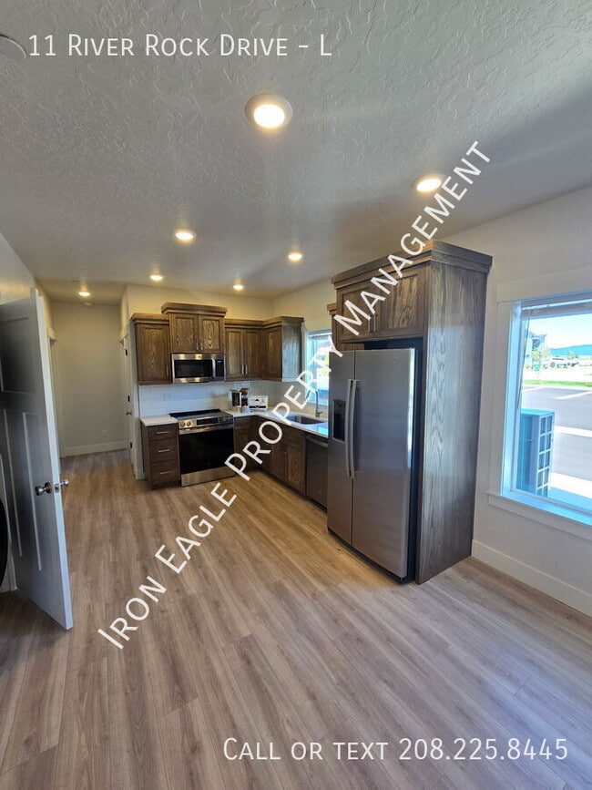 Building Photo - 11 River Rock Dr