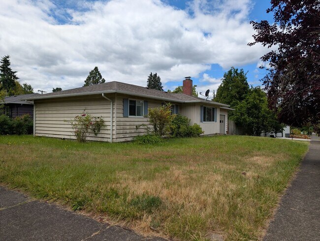 Foto del edificio - Ranch Style 3-Bedroom, 1-Bath Home In East Eugene!