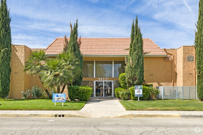 Entrada - Kingtree Avenue Senior Apartments