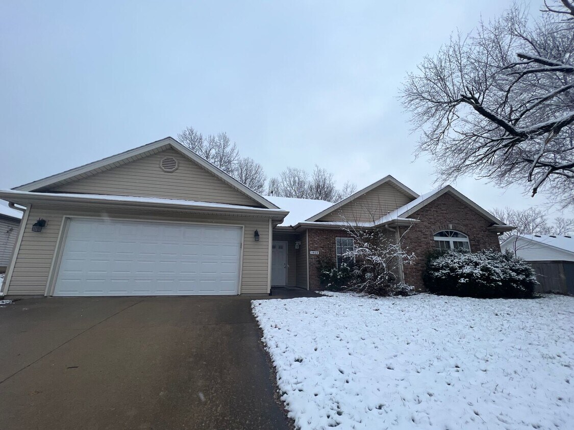 Foto principal - 3 Bed 2 Bath Home