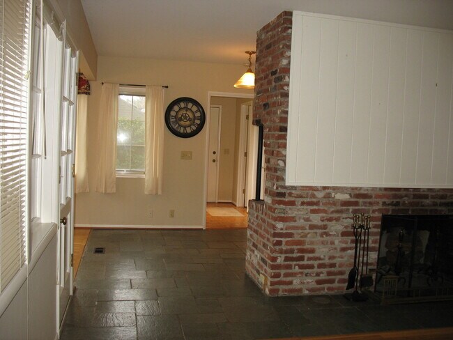 Building Photo - - Portland Heights 3 bedroom Beauty!