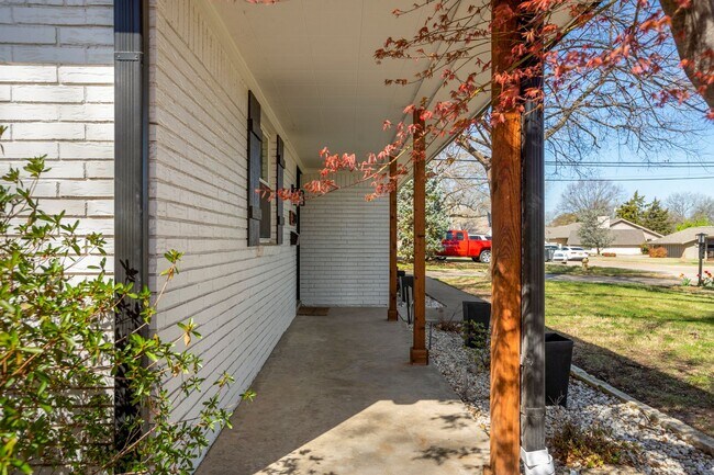 Foto del edificio - Gorgeous Mid-Century Home Newly Renovated From Top To Bottom - Inside And Outside - With Newer Wi...