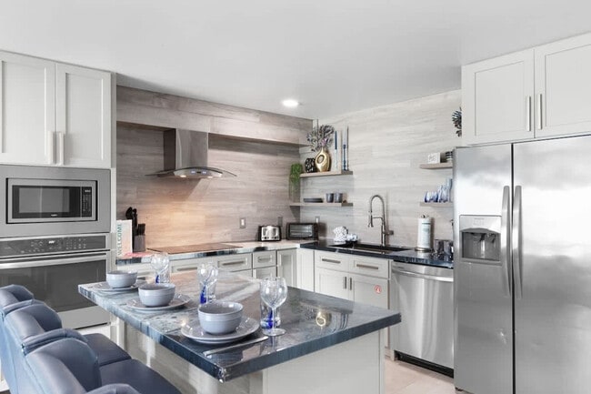 Building Photo - 8743 Thomas Dr