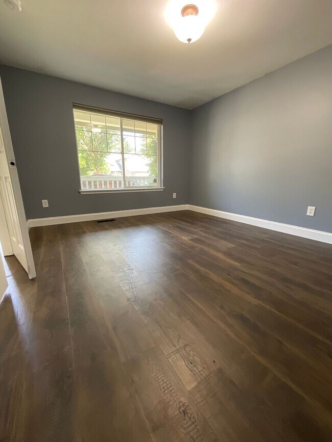 Building Photo - Beautiful 3 BR/2.5 BA Home with Bonus Room
