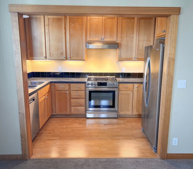 Hardwood floor kitchen with new dual fuel range. - 115 Hall Brothers Loop