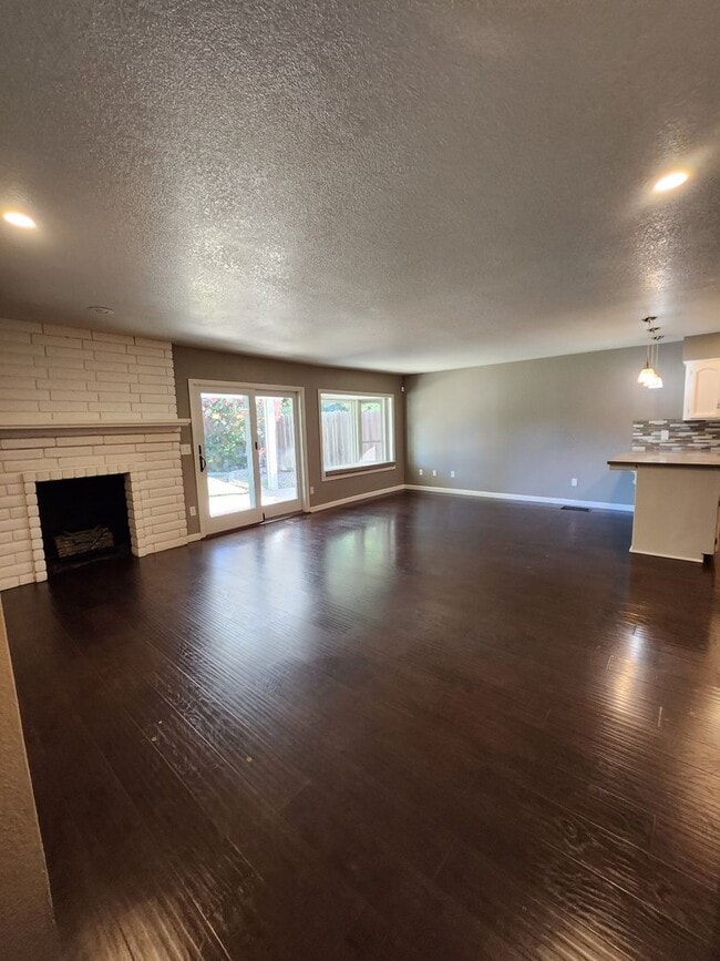 Building Photo - 809 Lindsay Dr