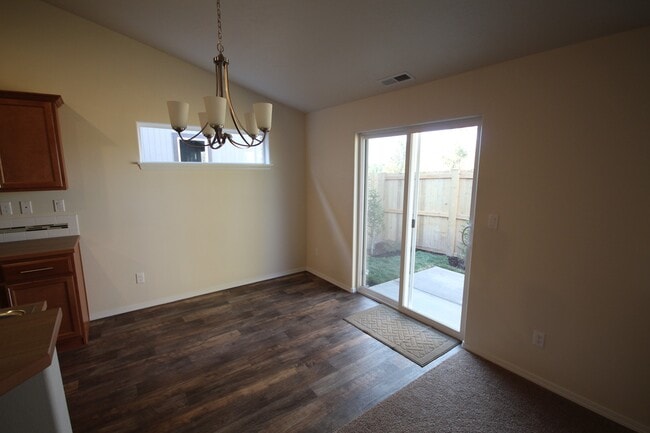 Building Photo - Like New SE Bend House, All Appliances, Do...