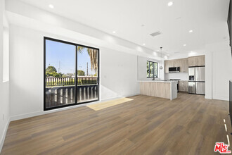 Building Photo - 3561 1/2 Beethoven St