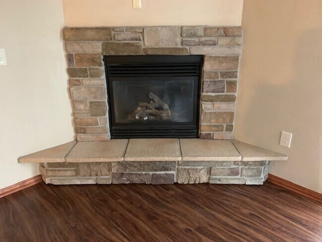 Foto del edificio - 2 Bedroom, 2 Bathroom Lower Available