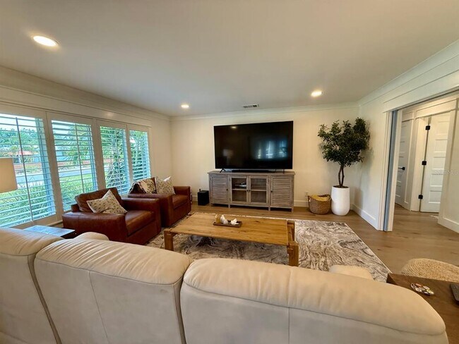 Building Photo - 1833 Pandora Dr