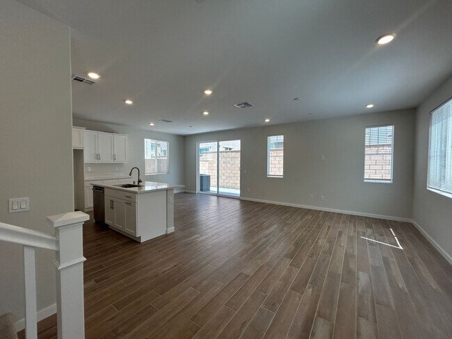 Building Photo - Gorgeous 3 Bedroom, 2.5 Bathroom in North ...