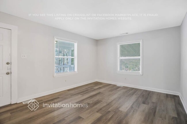 Building Photo - 2494 Swallow Cir SE