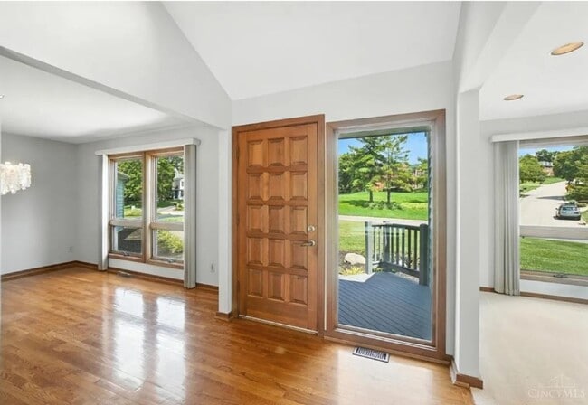 Building Photo - Luxury, Privacy, and Convenience All in One!