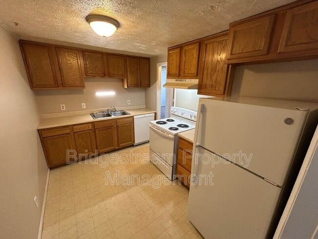 Building Photo - 838 Randler Ave