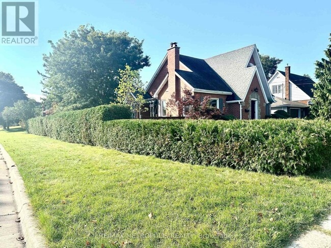 Building Photo - 117 Queensway Dr