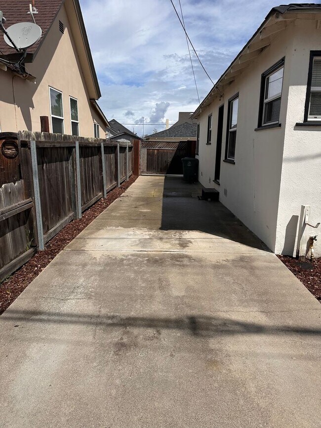 Building Photo - Cute Monterey Home