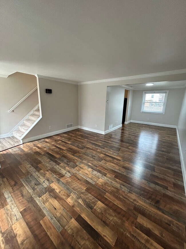 Building Photo - Modern Charm: 2 BR Home with Finished Basement, Pet Friendly, Assigned Parking, and Prime Location!