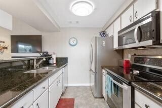 Foto del edificio - 12800 Melville Dr