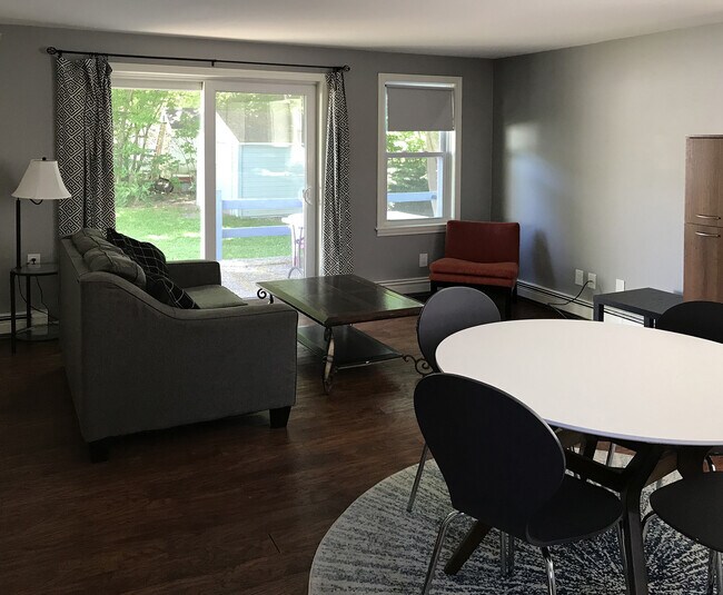 ¡Sala de estar - 79 Madbury Rd