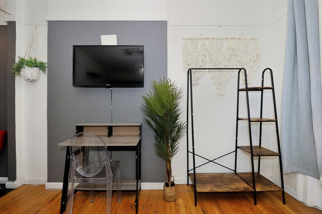 Building Photo - 1109 1st Ave