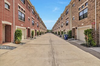 Building Photo - 648 Westcross St