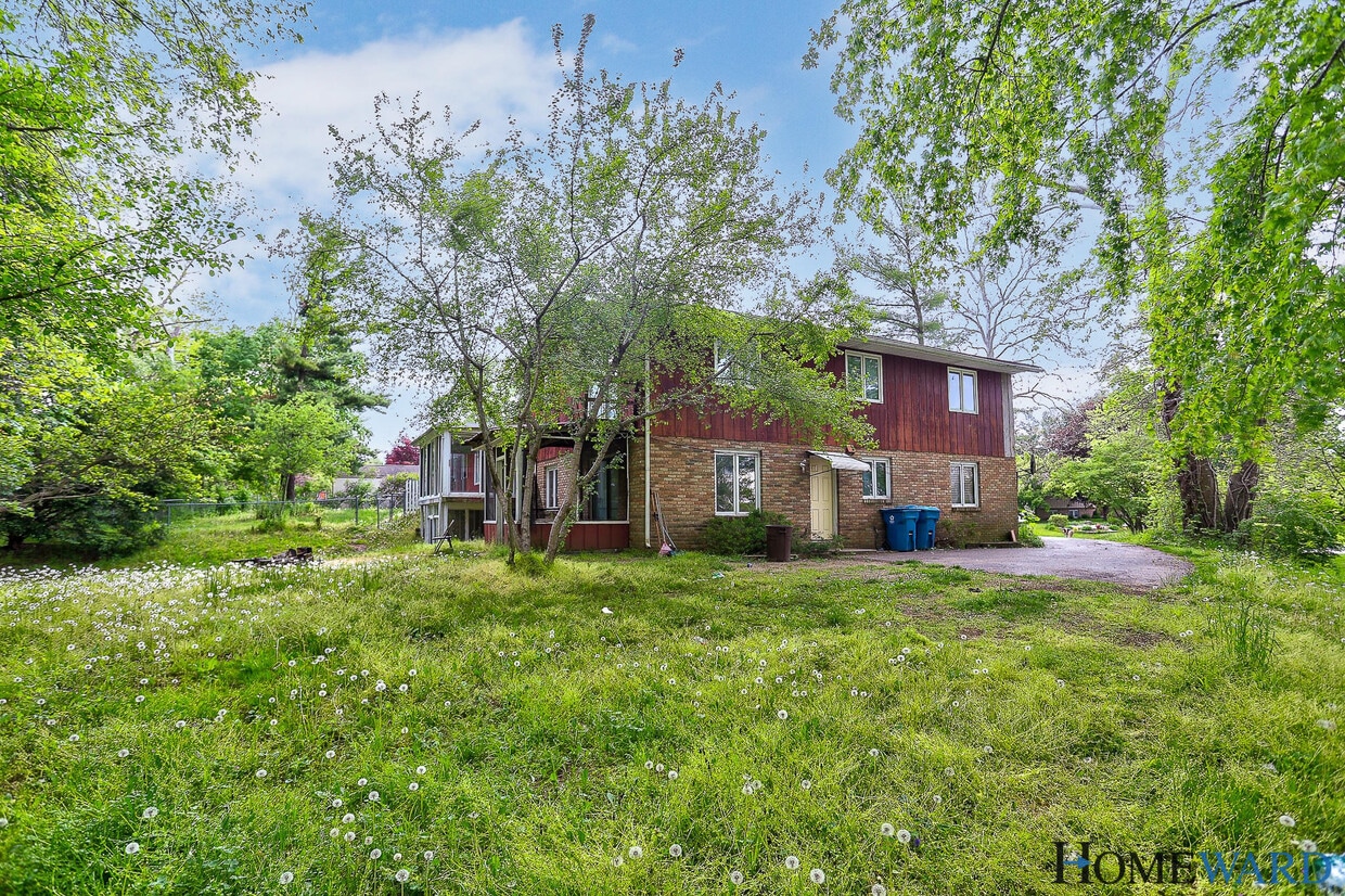 5134 E Bluffview Dr Unit 2, Berrien Springs, MI 49103 Apartments in