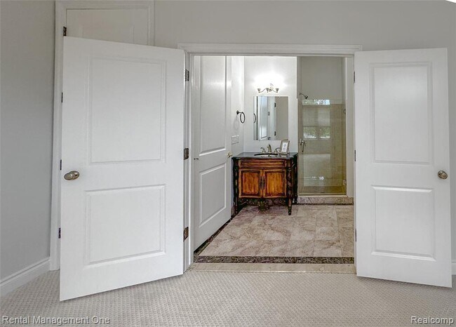 Building Photo - 5742 Putnam Dr