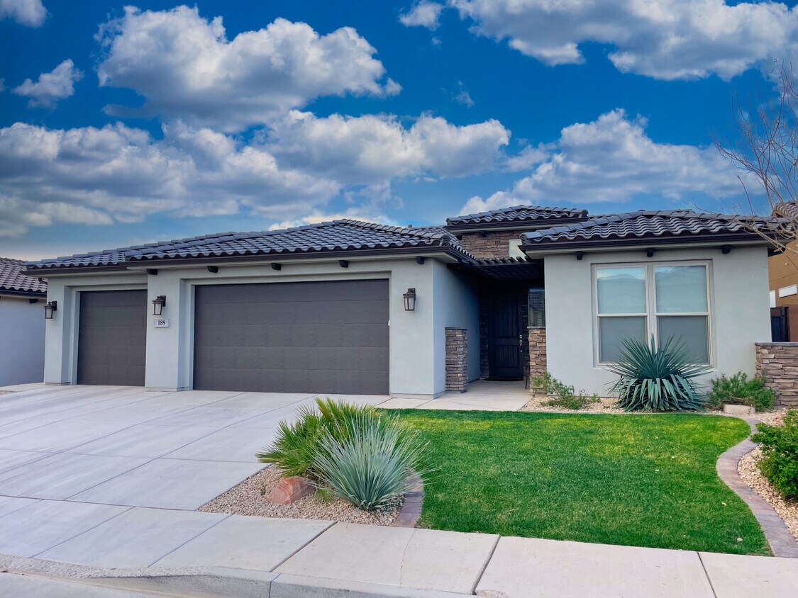 Primary Photo - 189 W Green Jade Dr