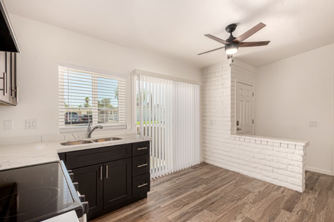 Foto del edificio - 5946 W Rose Ln