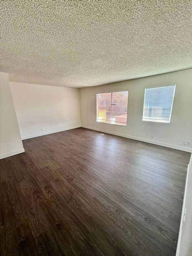 Foto del edificio - 3 bedroom apartment with a 1 car garage