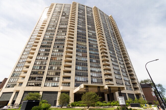 Foto del edificio - 3930 N Pine Grove Ave