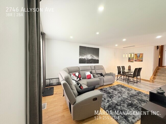 Photo du bâtiment - BEAUTIFUL 3 BED/2 BATH SEMI-DETACHED HOME ...
