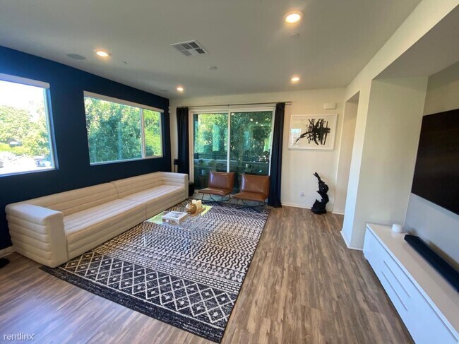Building Photo - 4 br, 3.5 bath House - 8364 N Canby Pl