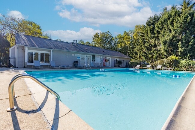 Outdoor Pool at Woodbridge Bloomington - Woodbridge of Bloomington