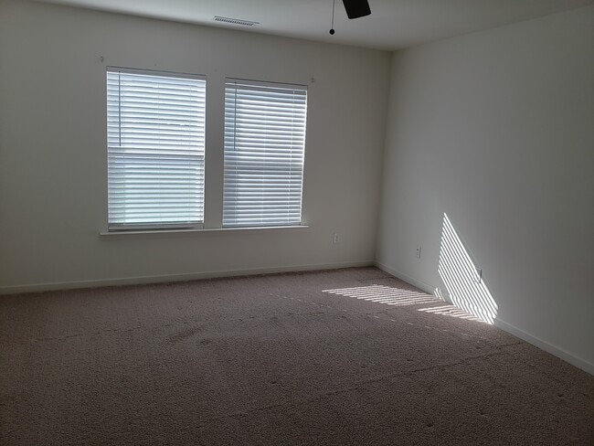 Building Photo - 944 Avondale Dr